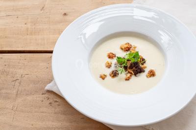 Miniature Location salle Nantes (Loire-Atlantique) - Manoir de Procé #12 Plantes d'intérieur variées dans des pots en verre et en métal doré, disposées sur une cheminée en marbre noir.