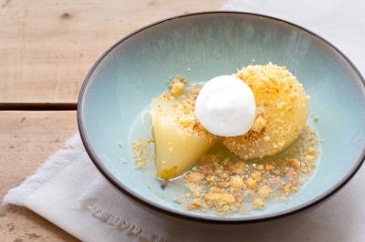 Miniature Location salle Nantes (Loire-Atlantique) - Manoir de Procé #13 Plantes d'intérieur variées dans des pots en verre et en métal doré, disposées sur une cheminée en marbre noir.