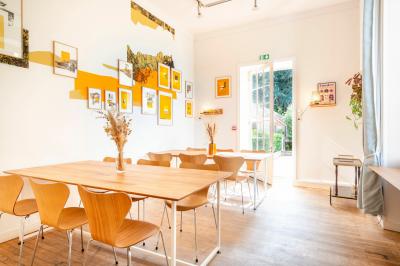 Miniature Location salle Nantes (Loire-Atlantique) - Manoir de Procé #6 Plantes d'intérieur variées dans des pots en verre et en métal doré, disposées sur une cheminée en marbre noir.