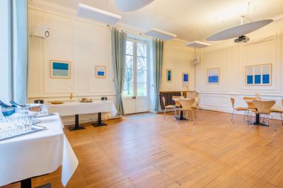 Miniature Location salle Nantes (Loire-Atlantique) - Manoir de Procé #4 Plantes d'intérieur variées dans des pots en verre et en métal doré, disposées sur une cheminée en marbre noir.