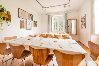 Miniature Location salle Nantes (Loire-Atlantique) - Manoir de Procé #8 Plantes d'intérieur variées dans des pots en verre et en métal doré, disposées sur une cheminée en marbre noir.