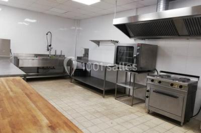 Miniature Location salle Saint-Maximin (Oise) - L'Art d'Oise #23 Salle décorée pour un événement, avec des tables rondes dressées, chaises rouges et un fond floral rose.