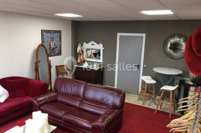 Miniature Location salle Saint-Maximin (Oise) - L'Art d'Oise #31 Salle décorée pour un événement, avec des tables rondes dressées, chaises rouges et un fond floral rose.