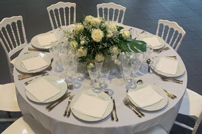 Miniature Location salle Saint-Maximin (Oise) - L'Art d'Oise #37 Salle décorée pour un événement, avec des tables rondes dressées, chaises rouges et un fond floral rose.