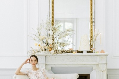Chaises transparentes disposées en rangées sur une allée blanche, entourées d'arbres dans un cadre extérieur.