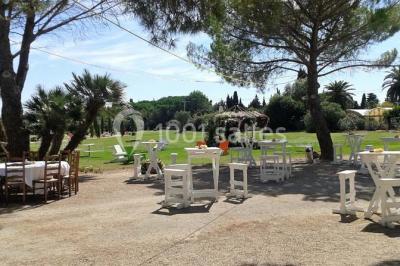 Petite chapelle en pierre éclairée par des lumières colorées dans un environnement nocturne.