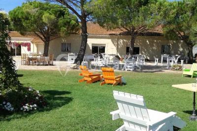 Petite chapelle en pierre éclairée par des lumières colorées dans un environnement nocturne.