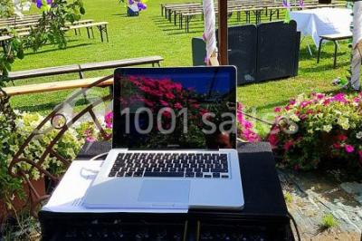 Petite chapelle en pierre éclairée par des lumières colorées dans un environnement nocturne.