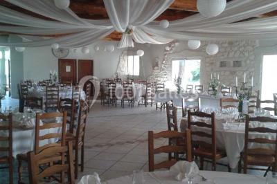 Petite chapelle en pierre éclairée par des lumières colorées dans un environnement nocturne.