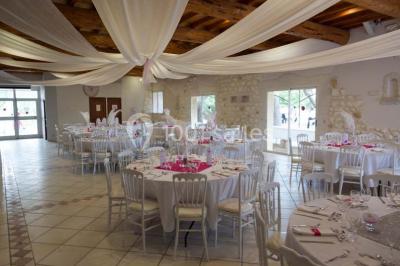 Petite chapelle en pierre éclairée par des lumières colorées dans un environnement nocturne.