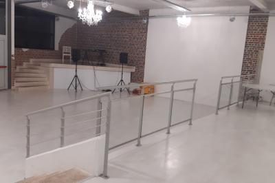 Miniature Location salle Tourcoing (Nord) - Latin Dance #8 Salle lumineuse avec canapés, tables basses, bar moderne et décoration minimaliste, sous un plafond en verrière.