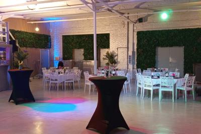 Miniature Location salle Tourcoing (Nord) - Latin Dance #15 Salle lumineuse avec canapés, tables basses, bar moderne et décoration minimaliste, sous un plafond en verrière.