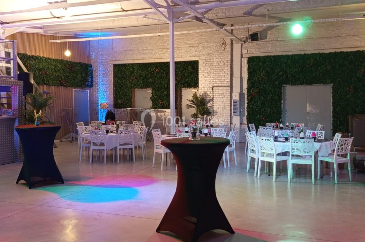Location salle Tourcoing (Nord) - Latin Dance #15 Salle de réception moderne avec tables dressées, murs végétalisés et éclairages colorés.