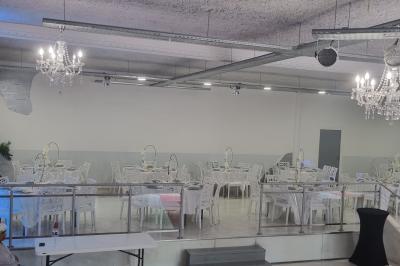 Miniature Location salle Tourcoing (Nord) - Latin Dance #6 Salle lumineuse avec canapés, tables basses, bar moderne et décoration minimaliste, sous un plafond en verrière.
