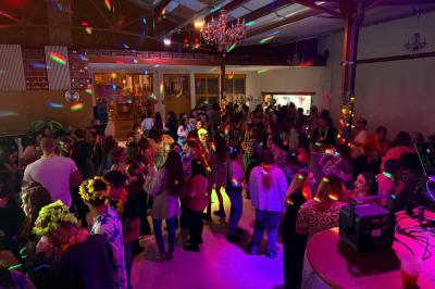 Miniature Location salle Tourcoing (Nord) - Latin Dance #17 Salle lumineuse avec canapés, tables basses, bar moderne et décoration minimaliste, sous un plafond en verrière.