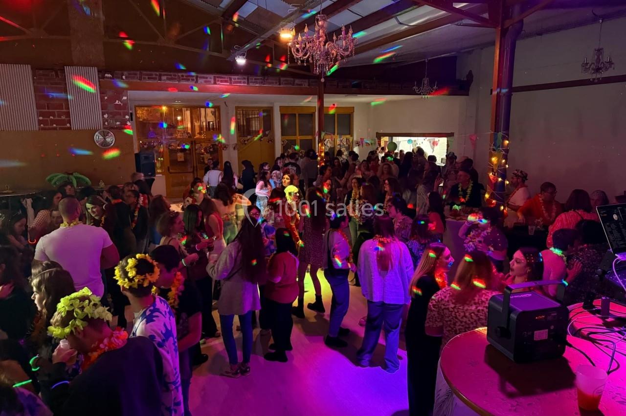 Location salle Tourcoing (Nord) - Latin Dance #17 Salle festive remplie de personnes dansant sous des lumières colorées, avec une ambiance conviviale et animée.