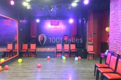 Miniature Location salle Tourcoing (Nord) - Latin Dance #11 Salle lumineuse avec canapés, tables basses, bar moderne et décoration minimaliste, sous un plafond en verrière.