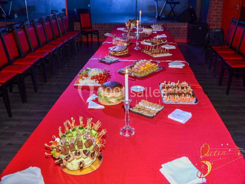 Location salle Tourcoing (Nord) - Latin Dance #12 Buffet varié disposé sur une longue table rouge, avec des chandeliers et des chaises alignées autour.