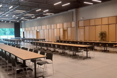 Miniature Location salle Carquefou (Loire-Atlantique) - Centre de Congrès la Fleuriaye #23 Salle de réunion avec une grande table en bois, des chaises orange et un écran noir monté sur un support.