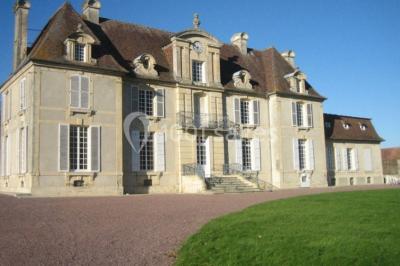 Miniature Location salle Brouay (Calvados) - Château de Brouay #6 Grand espace vert avec des tentes blanches installées sur une pelouse, entouré d'arbres et d'un ciel partiellement nuageux.