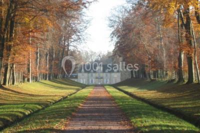 Miniature Location salle Brouay (Calvados) - Château de Brouay #8 Grand espace vert avec des tentes blanches installées sur une pelouse, entouré d'arbres et d'un ciel partiellement nuageux.