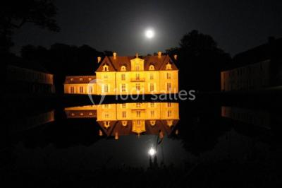 Miniature Location salle Brouay (Calvados) - Château de Brouay #9 Grand espace vert avec des tentes blanches installées sur une pelouse, entouré d'arbres et d'un ciel partiellement nuageux.