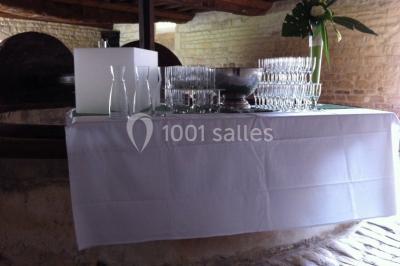 Miniature Location salle Brouay (Calvados) - Château de Brouay #12 Grand espace vert avec des tentes blanches installées sur une pelouse, entouré d'arbres et d'un ciel partiellement nuageux.