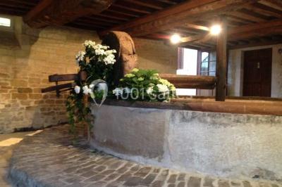 Miniature Location salle Brouay (Calvados) - Château de Brouay #13 Grand espace vert avec des tentes blanches installées sur une pelouse, entouré d'arbres et d'un ciel partiellement nuageux.