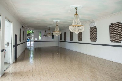 Miniature Location salle Corbehem (Pas-de-Calais) - Manoir de Fourcy #19 Salle de réception lumineuse avec tables dressées, lustres suspendus et nappes blanches sur des tables latérales.