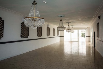 Miniature Location salle Corbehem (Pas-de-Calais) - Manoir de Fourcy #10 Entrée élégante avec un sol en mosaïque, un lustre en cristal, deux vases décoratifs et une statue en bois.