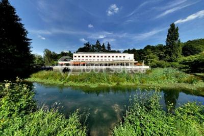 Miniature Location salle Saint-Rémy-lès-Chevreuse (Yvelines) - Domaine de Saint Paul #2 Salle lumineuse avec une grande table dressée pour un repas, décorée de fleurs et entourée de baies vitrées donnant sur un…