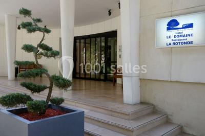 Miniature Location salle Saint-Rémy-lès-Chevreuse (Yvelines) - Domaine de Saint Paul #6 Salle lumineuse avec une grande table dressée pour un repas, décorée de fleurs et entourée de baies vitrées donnant sur un…
