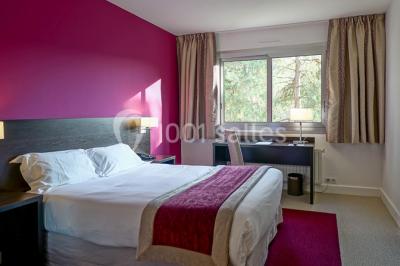 Miniature Location salle Saint-Rémy-lès-Chevreuse (Yvelines) - Domaine de Saint Paul #7 Salle lumineuse avec une grande table dressée pour un repas, décorée de fleurs et entourée de baies vitrées donnant sur un…