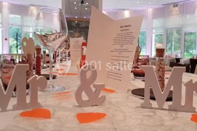 Miniature Location salle Saint-Rémy-lès-Chevreuse (Yvelines) - Domaine de Saint Paul #11 Salle lumineuse avec une grande table dressée pour un repas, décorée de fleurs et entourée de baies vitrées donnant sur un…