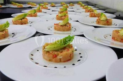 Miniature Location salle Saint-Rémy-lès-Chevreuse (Yvelines) - Domaine de Saint Paul #12 Salle lumineuse avec une grande table dressée pour un repas, décorée de fleurs et entourée de baies vitrées donnant sur un…