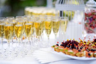 Miniature Location salle Saint-Rémy-lès-Chevreuse (Yvelines) - Domaine de Saint Paul #15 Salle lumineuse avec une grande table dressée pour un repas, décorée de fleurs et entourée de baies vitrées donnant sur un…