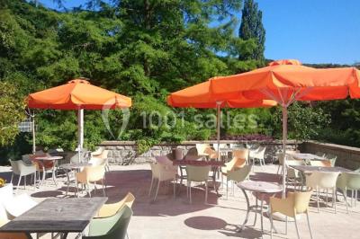 Miniature Location salle Saint-Rémy-lès-Chevreuse (Yvelines) - Domaine de Saint Paul #4 Salle lumineuse avec une grande table dressée pour un repas, décorée de fleurs et entourée de baies vitrées donnant sur un…