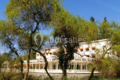 Miniature Location salle Saint-Rémy-lès-Chevreuse (Yvelines) - Domaine de Saint Paul #3 Salle lumineuse avec une grande table dressée pour un repas, décorée de fleurs et entourée de baies vitrées donnant sur un…