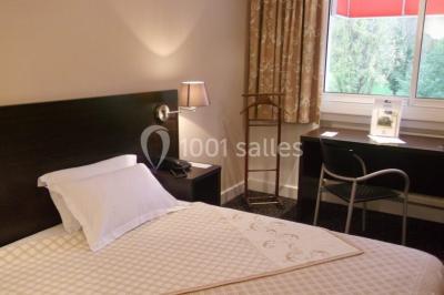 Miniature Location salle Saint-Rémy-lès-Chevreuse (Yvelines) - Domaine de Saint Paul #8 Salle lumineuse avec une grande table dressée pour un repas, décorée de fleurs et entourée de baies vitrées donnant sur un…