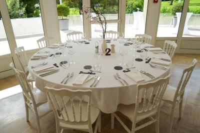 Miniature Location salle Saint-Rémy-lès-Chevreuse (Yvelines) - Domaine de Saint Paul #16 Salle lumineuse avec une grande table dressée pour un repas, décorée de fleurs et entourée de baies vitrées donnant sur un…