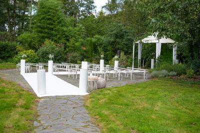 Miniature Location salle Saint-Rémy-lès-Chevreuse (Yvelines) - Domaine de Saint Paul #17 Salle lumineuse avec une grande table dressée pour un repas, décorée de fleurs et entourée de baies vitrées donnant sur un…