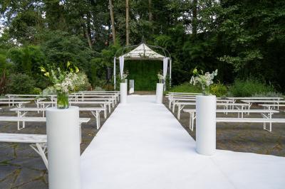 Miniature Location salle Saint-Rémy-lès-Chevreuse (Yvelines) - Domaine de Saint Paul #18 Salle lumineuse avec une grande table dressée pour un repas, décorée de fleurs et entourée de baies vitrées donnant sur un…