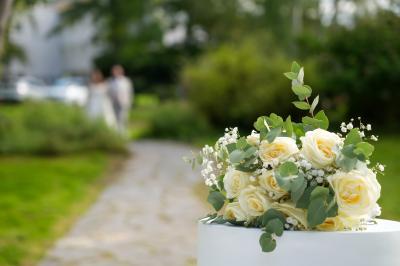 Miniature Location salle Saint-Rémy-lès-Chevreuse (Yvelines) - Domaine de Saint Paul #19 Salle lumineuse avec une grande table dressée pour un repas, décorée de fleurs et entourée de baies vitrées donnant sur un…