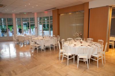 Miniature Location salle Saint-Rémy-lès-Chevreuse (Yvelines) - Domaine de Saint Paul #20 Salle lumineuse avec une grande table dressée pour un repas, décorée de fleurs et entourée de baies vitrées donnant sur un…