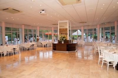 Miniature Location salle Saint-Rémy-lès-Chevreuse (Yvelines) - Domaine de Saint Paul #22 Salle lumineuse avec une grande table dressée pour un repas, décorée de fleurs et entourée de baies vitrées donnant sur un…