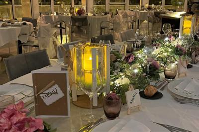 Miniature Location salle Saint-Rémy-lès-Chevreuse (Yvelines) - Domaine de Saint Paul #21 Salle lumineuse avec une grande table dressée pour un repas, décorée de fleurs et entourée de baies vitrées donnant sur un…