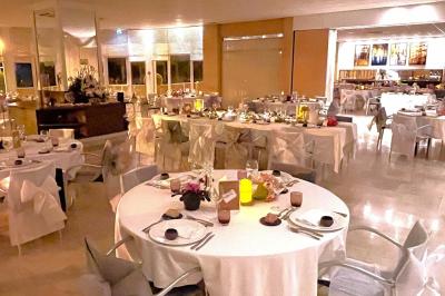 Miniature Location salle Saint-Rémy-lès-Chevreuse (Yvelines) - Domaine de Saint Paul #23 Salle lumineuse avec une grande table dressée pour un repas, décorée de fleurs et entourée de baies vitrées donnant sur un…