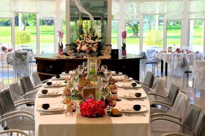 Miniature Location salle Saint-Rémy-lès-Chevreuse (Yvelines) - Domaine de Saint Paul #24 Salle lumineuse avec une grande table dressée pour un repas, décorée de fleurs et entourée de baies vitrées donnant sur un…
