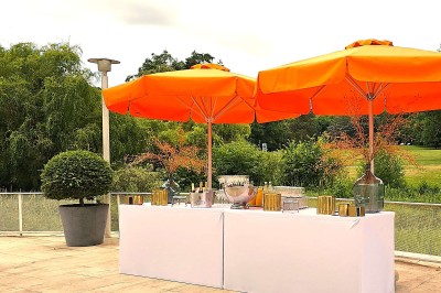 Chambre d'hôtel lumineuse avec un lit double, un bureau près d'une fenêtre et des murs partiellement violets.