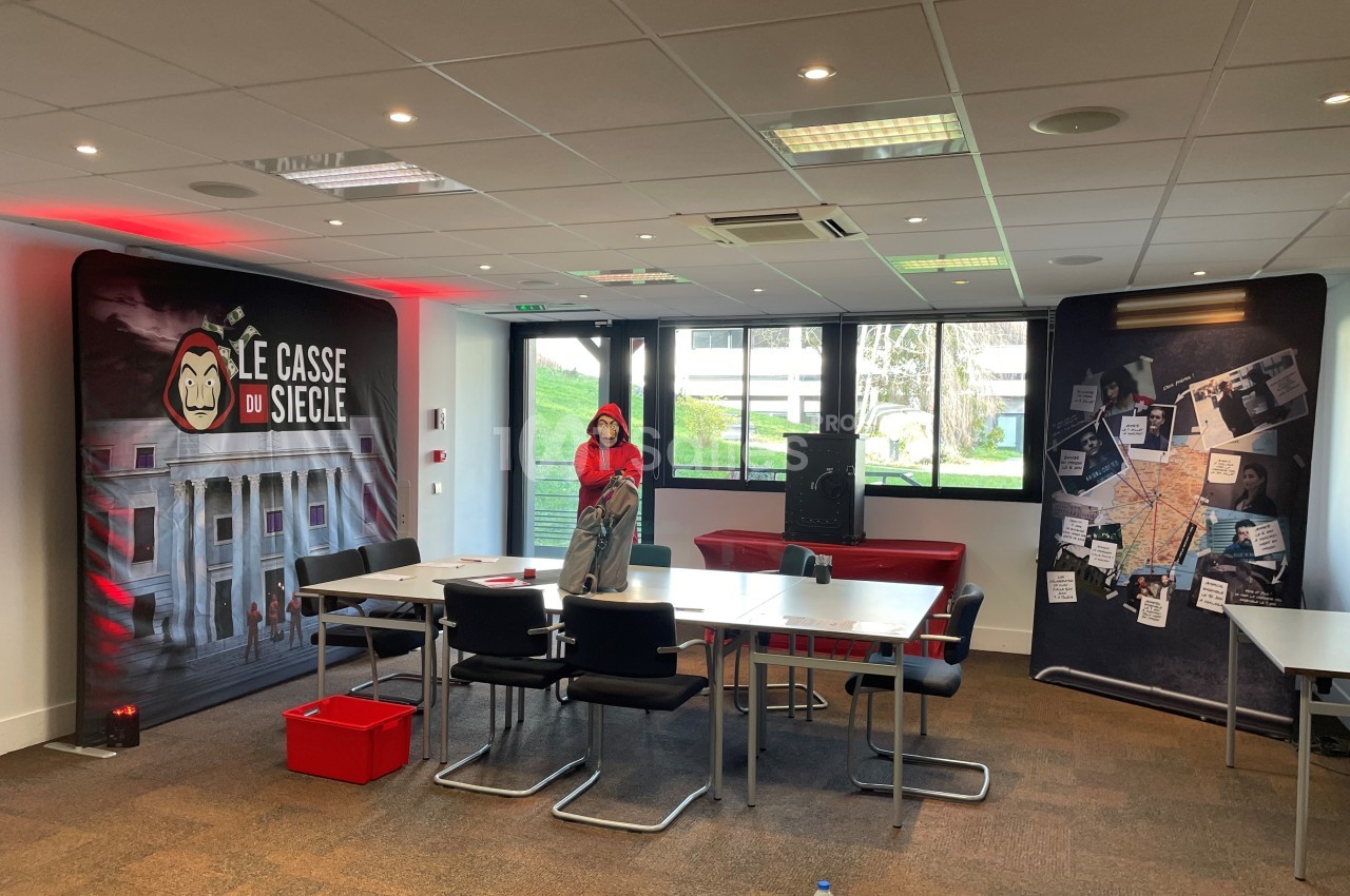 Une salle aménagée avec des tables, des chaises et des panneaux décoratifs sur le thème d'un casse.